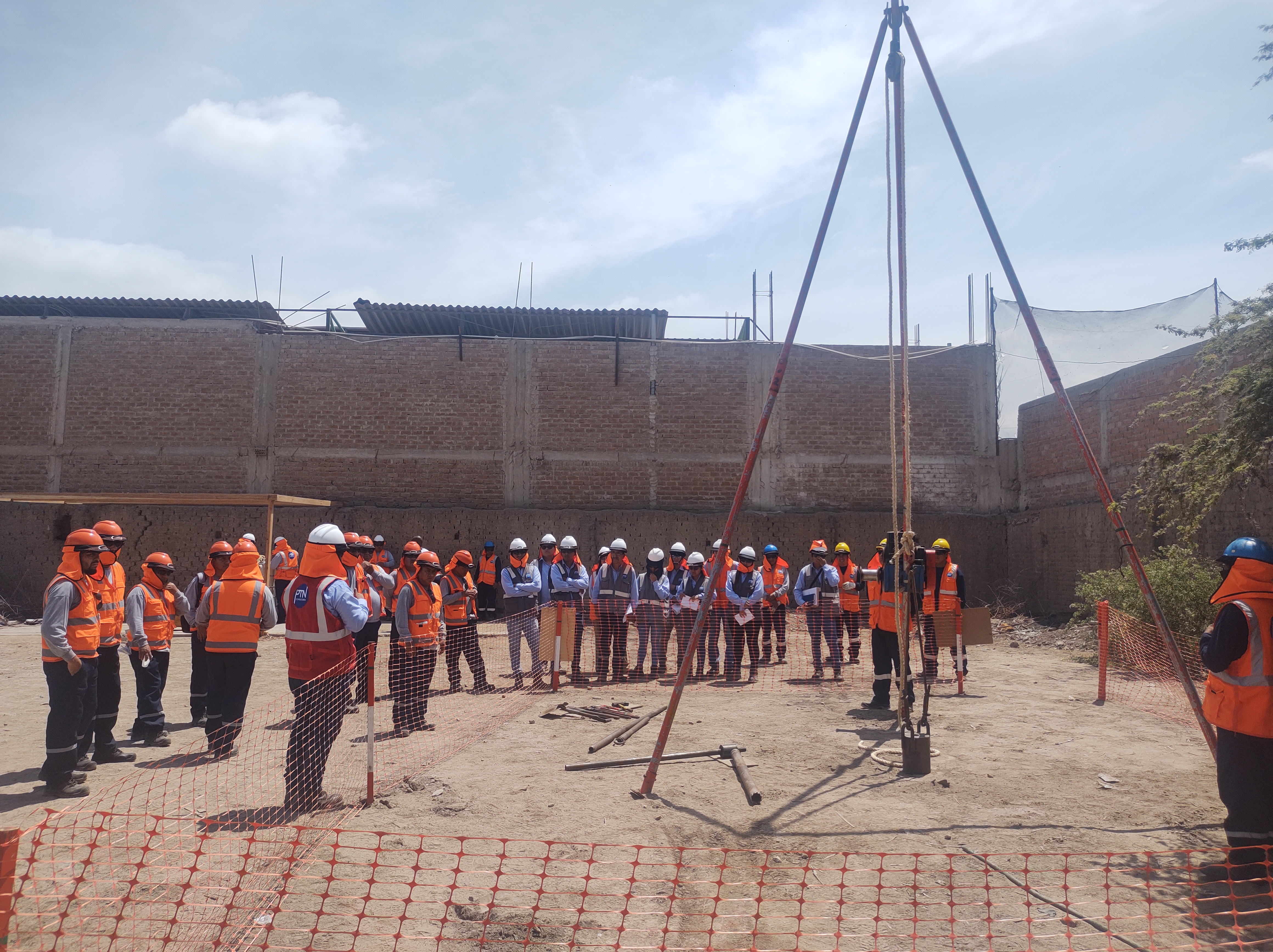 Equipo de PTN reunido en campo