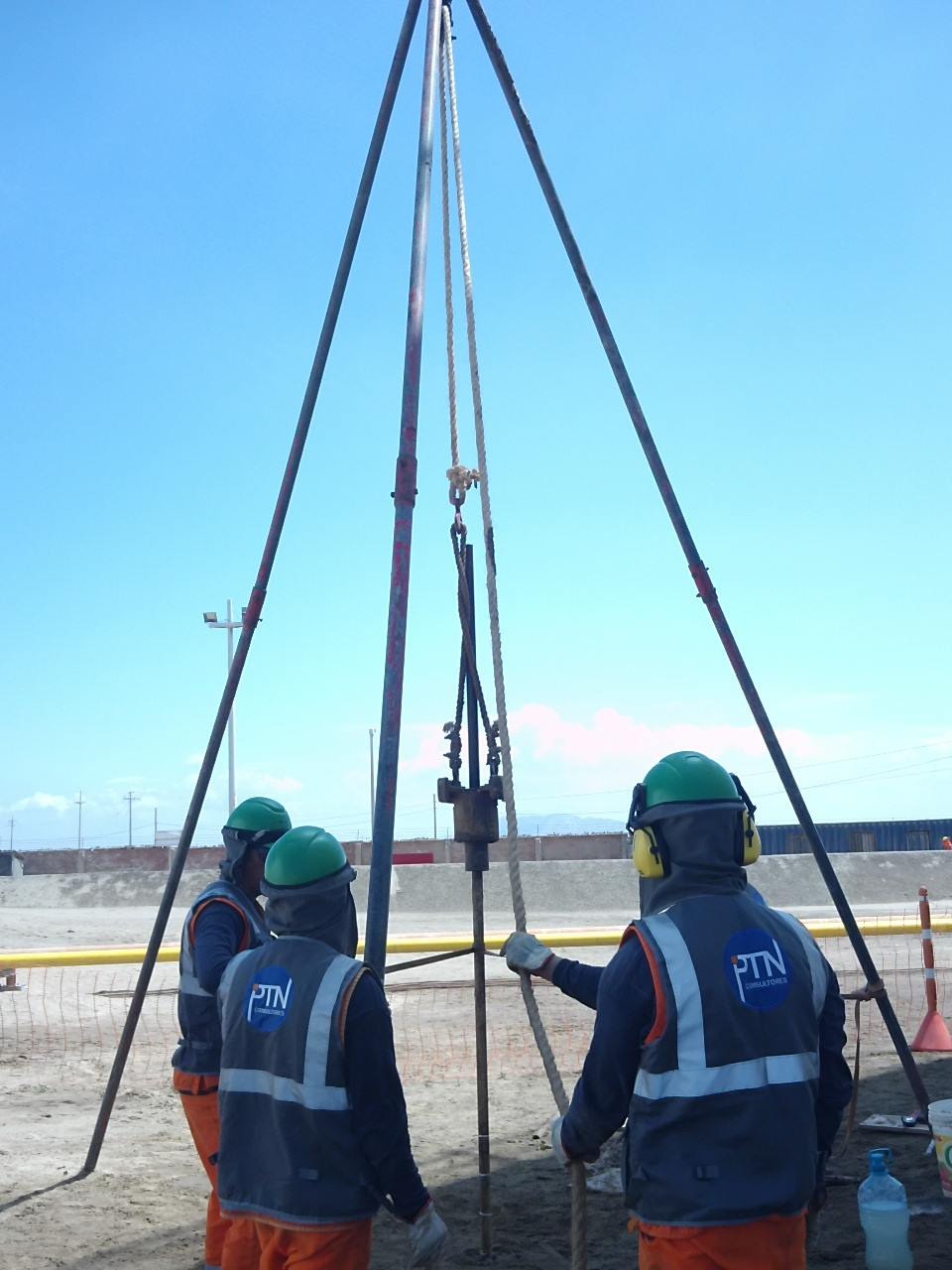 Equipo de PTN realizando un ensayo de campo